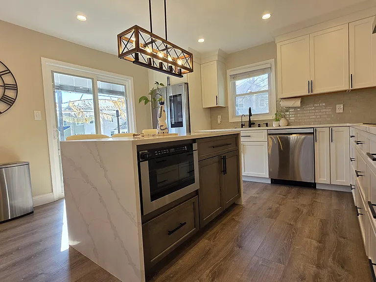 1281 Harrow Cres #1 — Photo 3