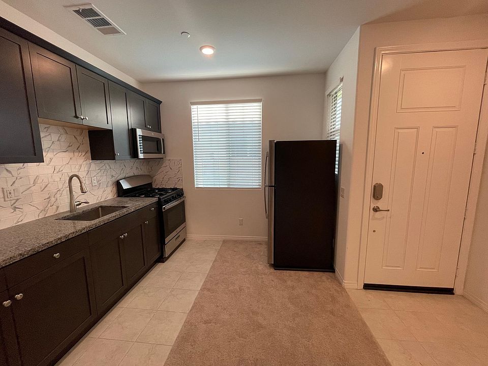 Kitchen / Entry