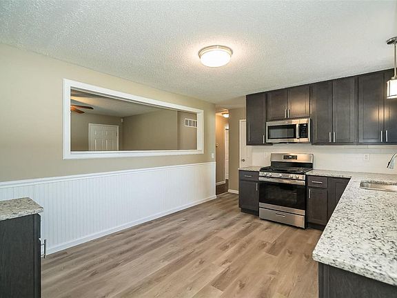 4th image of 1410 Bobolink Dr