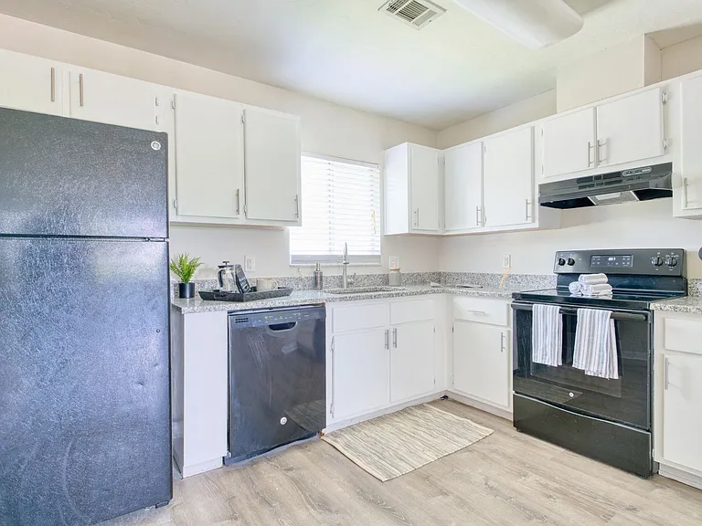2304 SW 35th Pl — Photo 15