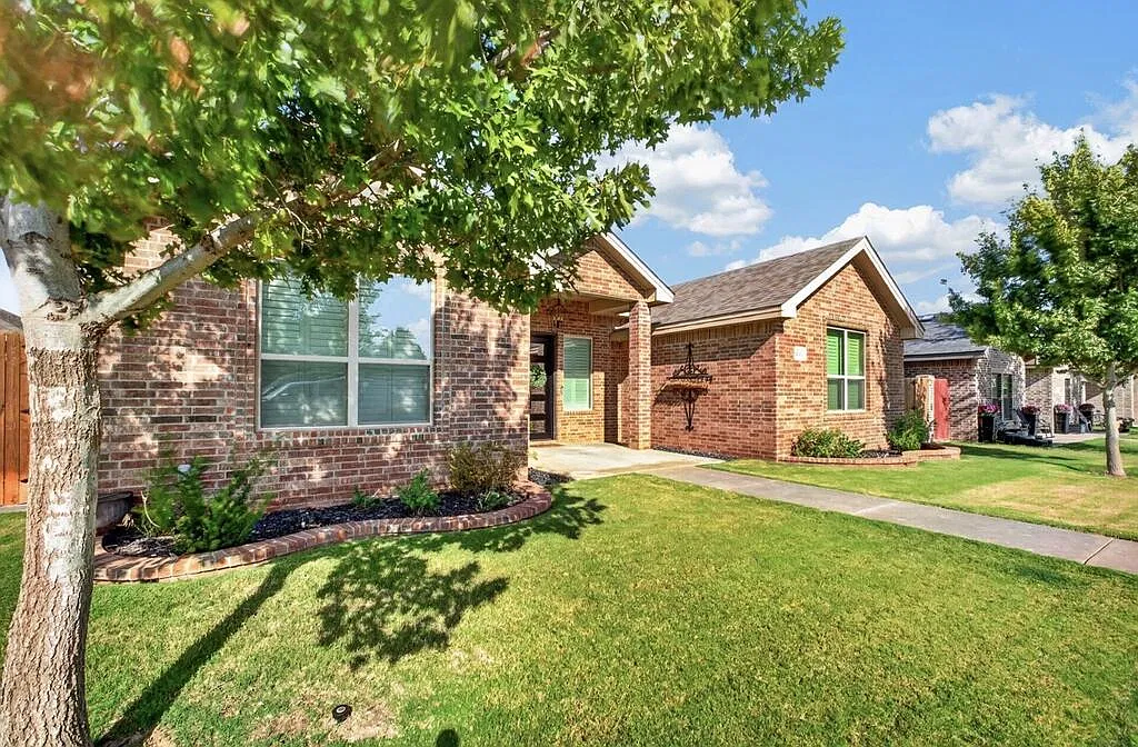3 bed, 2.5 bath, 2472 sqft, $3,700 — Photo 3