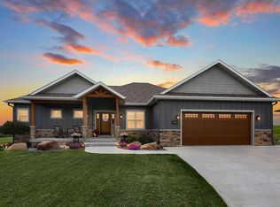 1030 Lakeview Dr, Pella, IA 50219