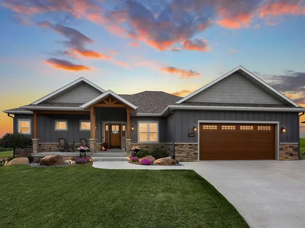 1030 Lakeview Dr, Pella, IA 50219