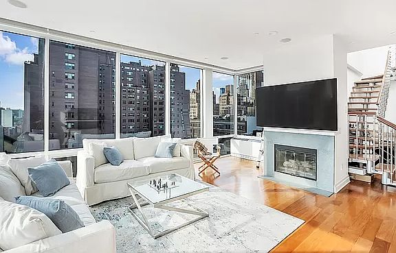 2nd image of 135 W 14th St