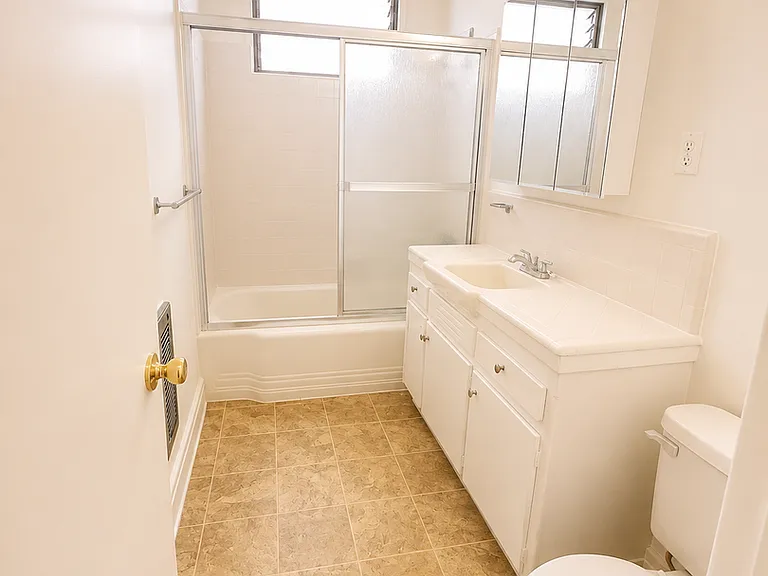 340 N Isabel St — Photo 10