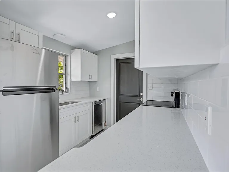 325 Capri Blvd — Photo 42