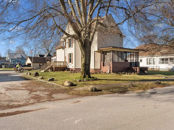 309 E Pearl St, Medaryville, IN 47957