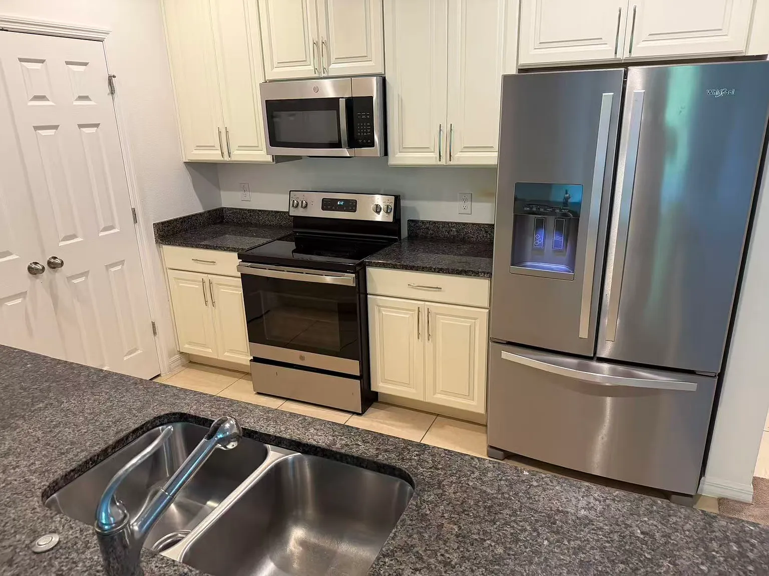 4 bed, 2.5 bath, 2200 sqft, $2,499 — Photo 3