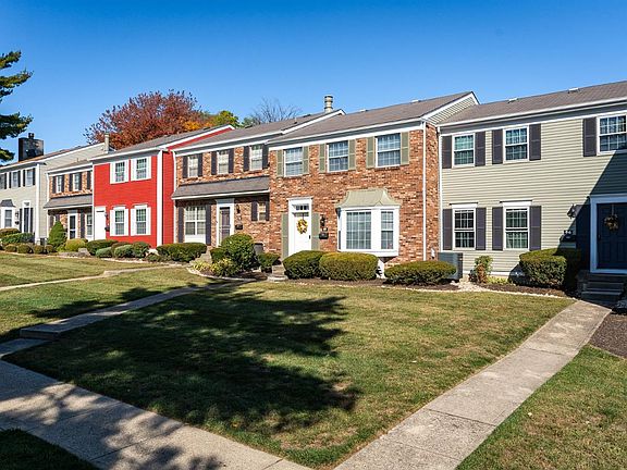 2nd image of 95 Applewood Dr #95