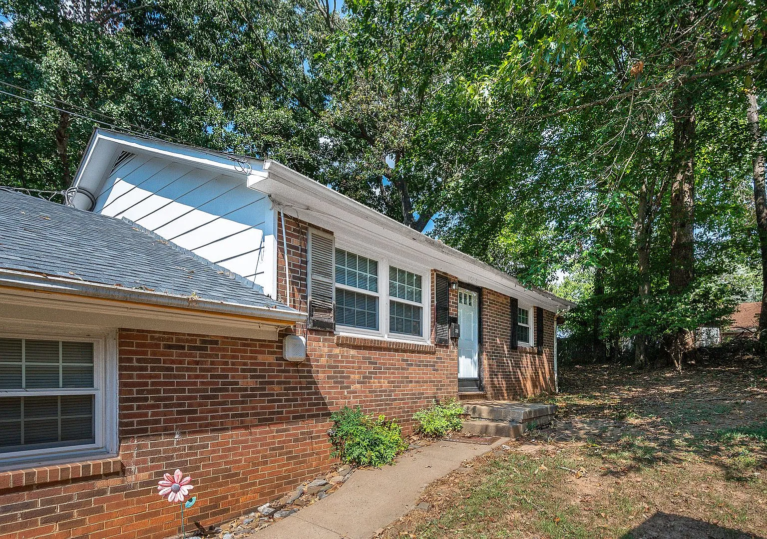 1018 Moseley Drive — Photo 3