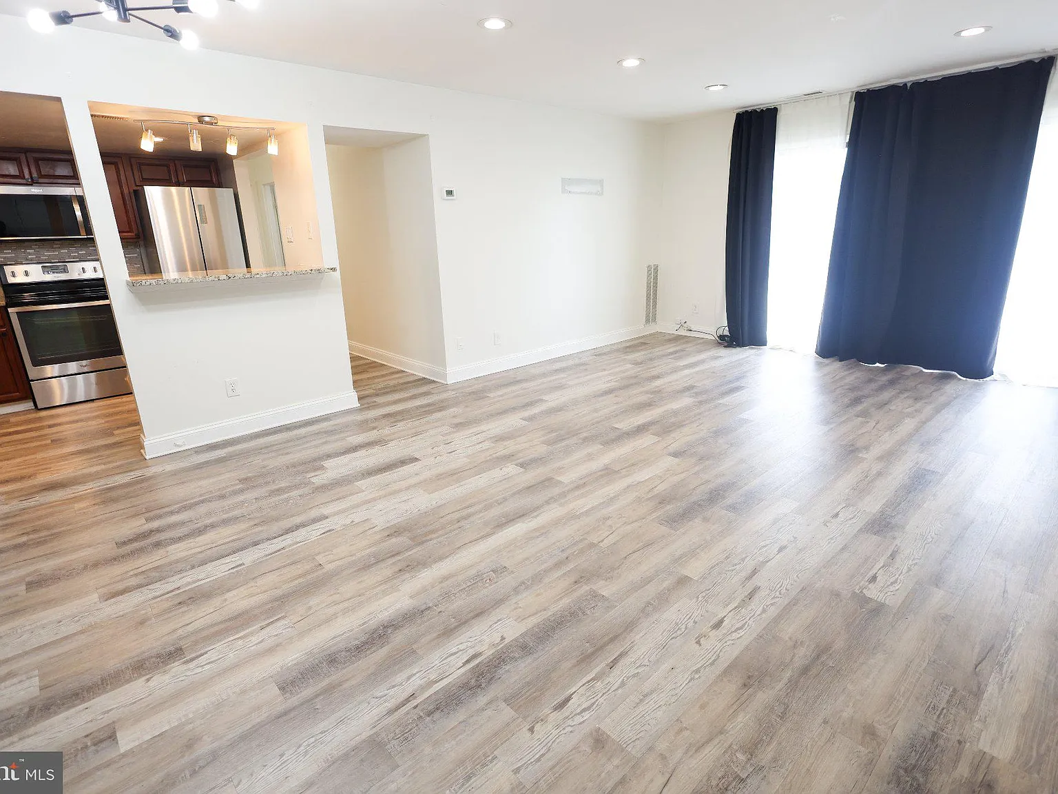 2 bed, 2.0 bath, 1082 sqft, $2,300 — Photo 2