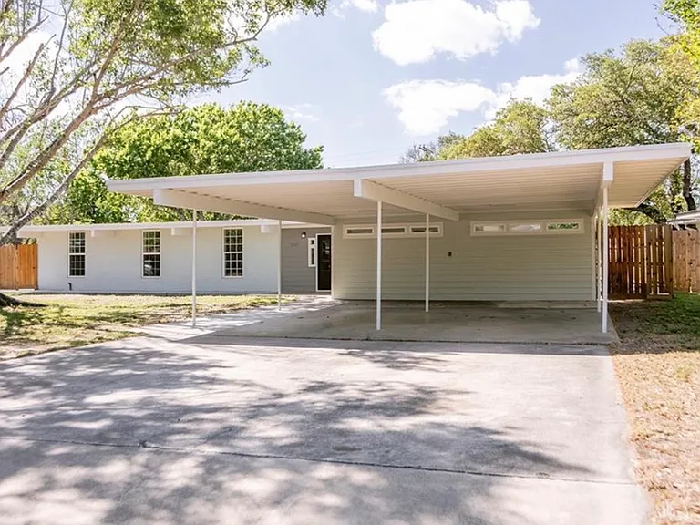 2807 Bluebonnet St — Photo 2