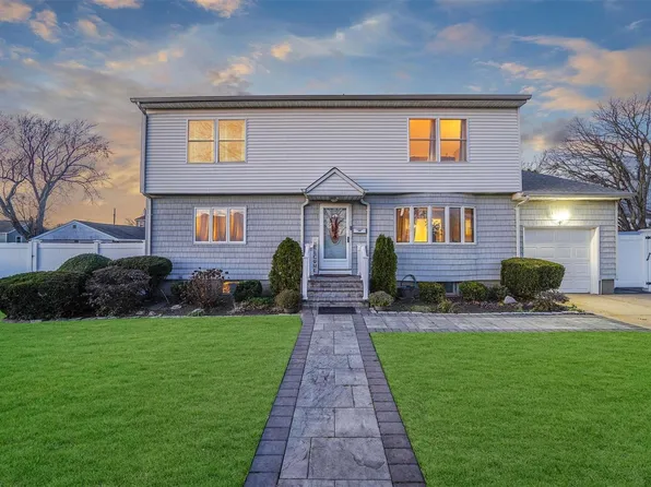 31 Overton Street, Deer Park, NY 11729