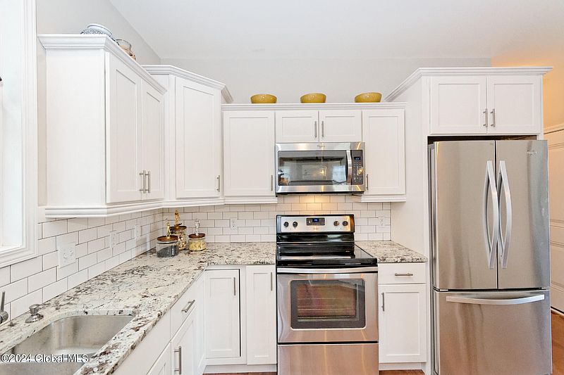 2nd image of 8 Brookhaven Court