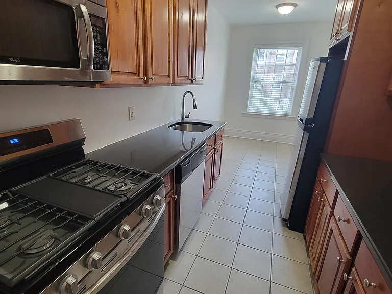 81 N Broadway — Photo 11