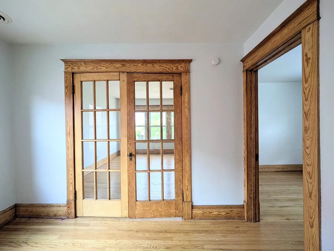 3 bed, 1.0 bath, 1055 sqft, $1,400 — Photo 3