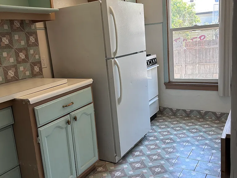 1570 Hazelwood Ave #1570 — Photo 5