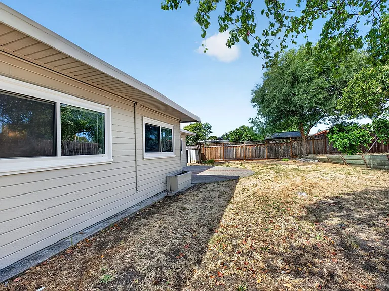 3100 Hacienda Dr — Photo 23