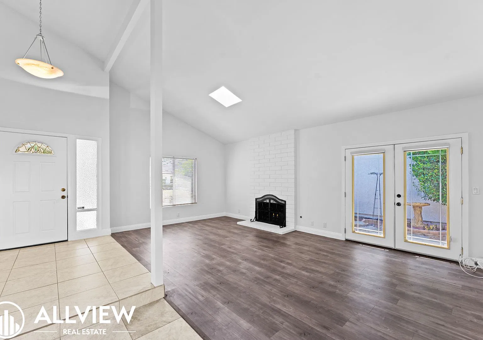 Charming 4 Bed, 2 Bath Single-Level Home Available NOW in Woodbridge! — Photo 1