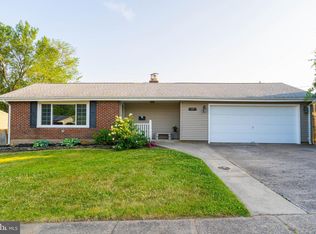 57 Mistletoe Ln, Levittown, PA 19054