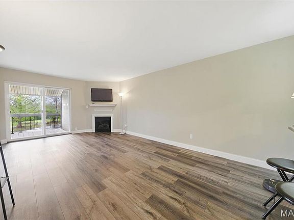 3rd image of 1929 Greenpoint Dr APT 301