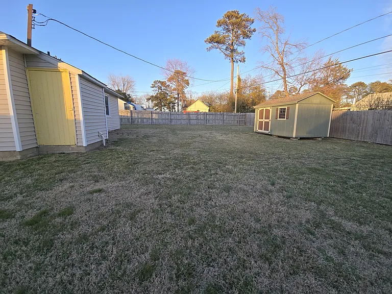 1305 Saint Michaels Ln — Photo 7
