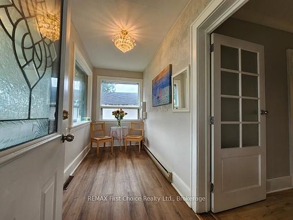 4th image of 380 Queen St
