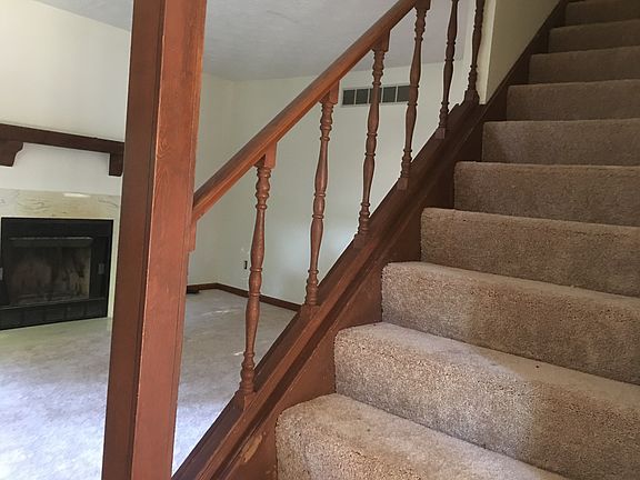 Front entry / stairs up