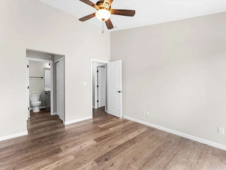 708 Harbor Woods Dr #C — Photo 13
