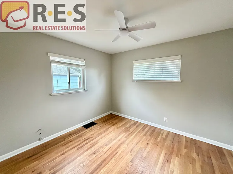 3201 S Holly St — Photo 5