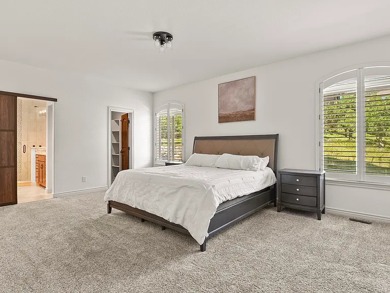 5440 Broadmoor Bluffs Dr — Photo 13