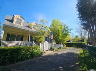 10 Phyllis Rd, Mastic Beach, NY 11951