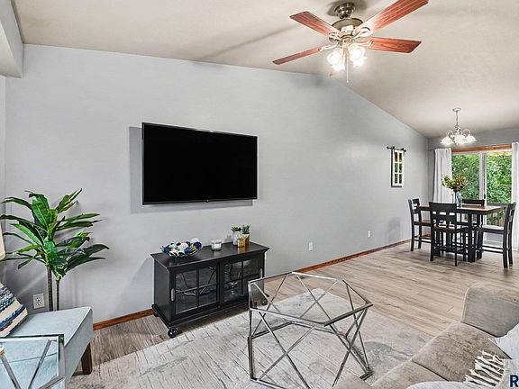 4th image of 610 Teddy St