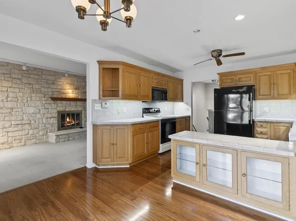 998 Lake Country COURT, Oconomowoc, WI 53066