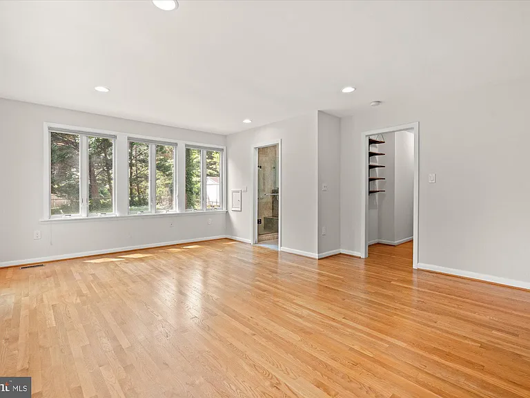 7504 Radnor Rd — Photo 15