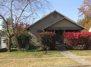 211 6th St, Carmi, IL 62821