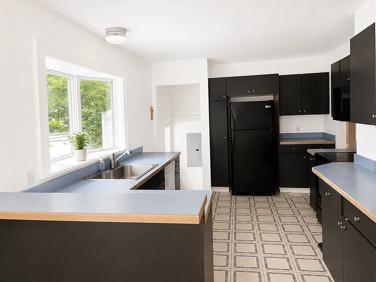 611 W Mulberry St — Photo 4
