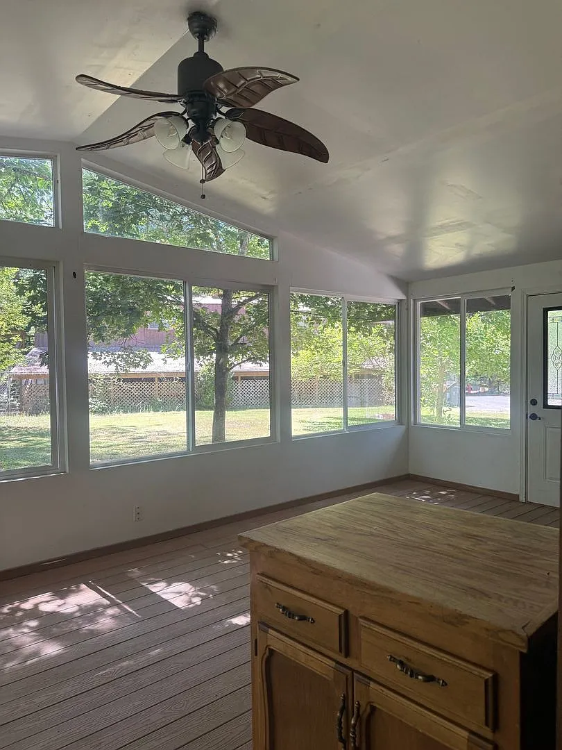 3bed2bath - Large Kitchen,2 Car Garage, Large Yard, Washer/Dryer Hookups — Photo 4