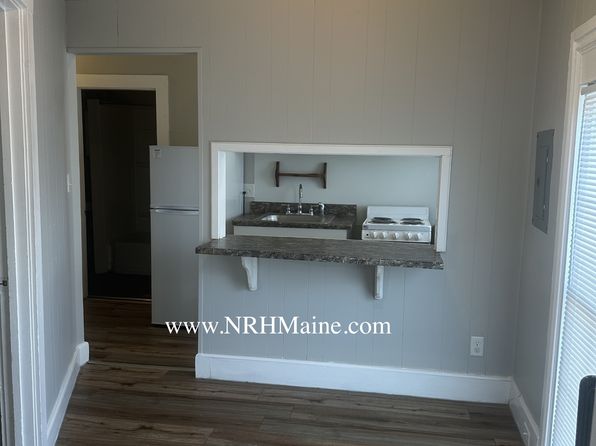 68 Pleasant St #10, Auburn, ME 04210