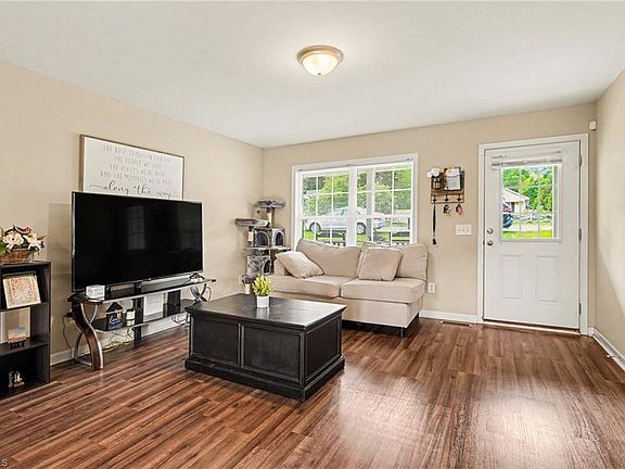 4th image of 897 Breeze Hill Rd