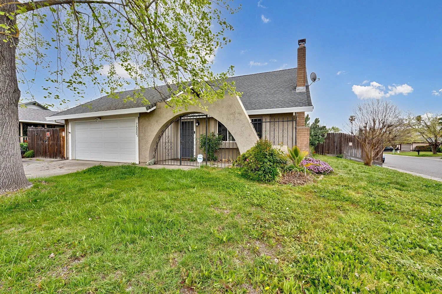 7500 Daly Ave photo 1