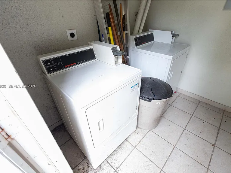 3445 Franklin Ave #A — Photo 8