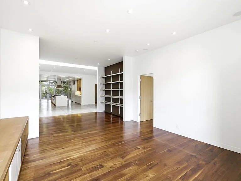 1076 S Van Ness Ave — Photo 23