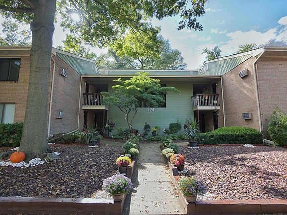 3rd image of 224 Medford Ct