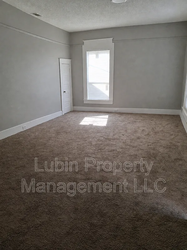 2 bed, 1.0 bath, 953 sqft, $900 — Photo 2