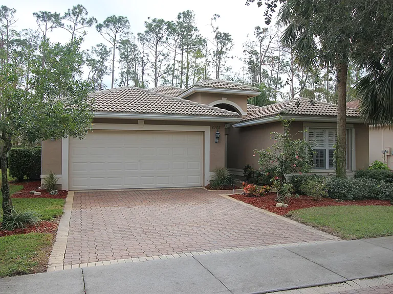 2322 Butterfly Palm Dr — Photo 1