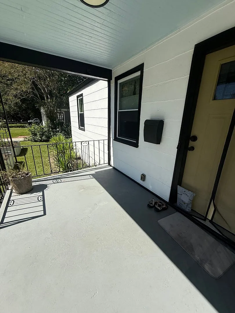 Charming (frunished) 2BR Savannah Bungalow with Fenced Yard — Photo 2