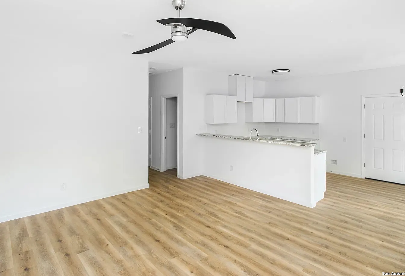 3 bed, 1000 sqft, $1,570 — Photo 3
