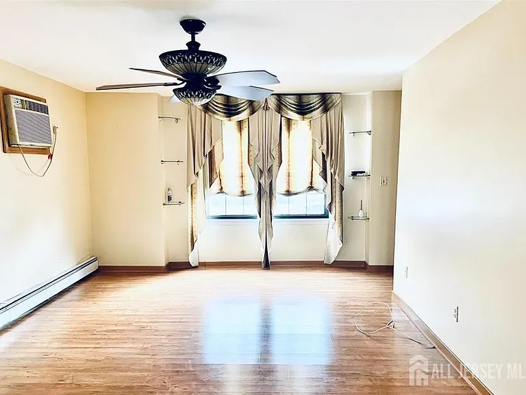 13 Essex St — Photo 6