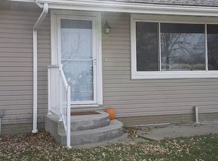 601 4th St E, Newhall, IA 52315